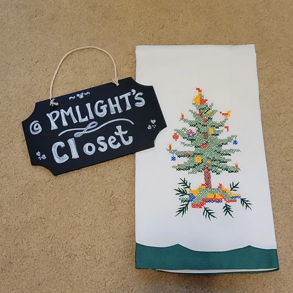 Lilian Vernon Christmas Tree Fingertip Hand Towel White